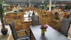Ruinenmauer in der Gartenausstellung Ruinenmauer in der Ausstellung