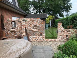 Ruinenmauer in Doppelhaushälfte Gartenmauer Doppelhaushälfte