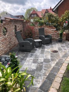 Ruinenmauer an Terrasse Ruinenmauer mit Mönch und Nonne