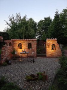 Ruinenmauer mit Mönch- und Nonnenziegel Ruinenmauer in der Dämmerung