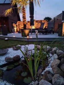Gartenmauer als Windschutz Schöner Garten mit Gartenmauer