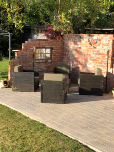 Ruinenmauer mit Sitz-Lounge Ruinenmauer mit SItzecke