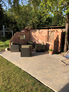 Ruinenmauer mit Lounge Ruinenmauer mit Sitzecke