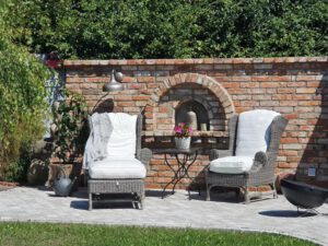 Terrasse vor Ruinenmauer Sitzecke für Ruinenmauer