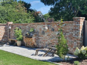 Gartenmauer als historischen Backsteinen Gartenmauer mit Eisenfenster