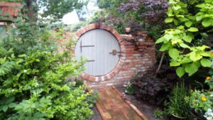 Gartenmauer mit runder Tür Runde Tür in Gartenmauer