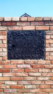 Ruinenmauer mit historischem Ornament Historische Gartenmauer