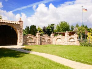 Gartenmauer aus alten Ziegelsteinen Einfahrtstor mit Gartenmauer
