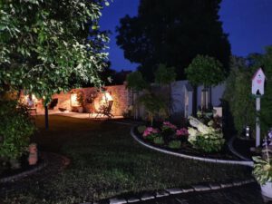 Gartenmauer beleuchtet bei Nacht Gartenmauer beleuchtet