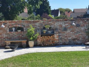 Gartenmauer aus alten Ziegelsteinen Gartenmauer mit Gussfenster aus Eisen