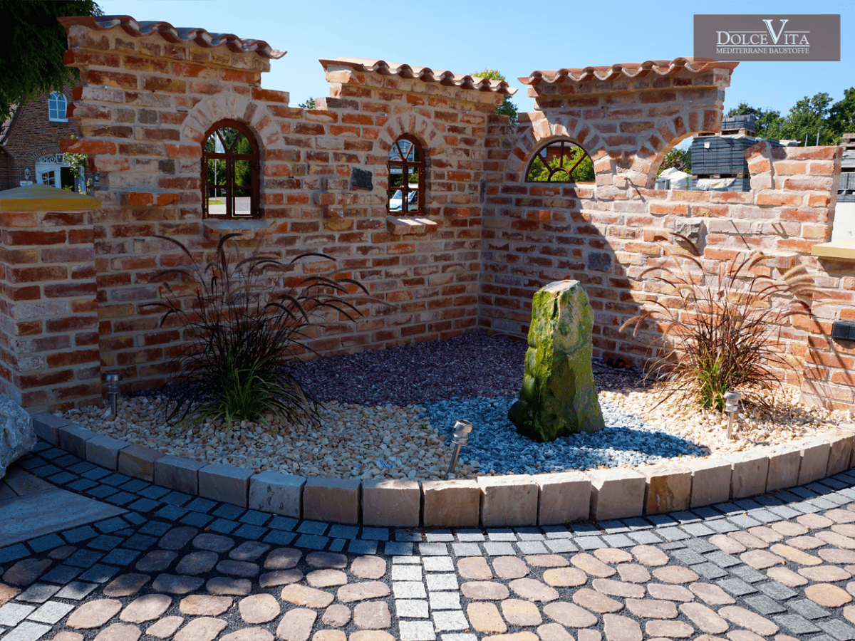 Ruinenmauer mit halbrunden Gussfenster