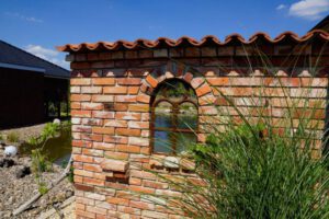Ruinenmauer Selbstbausatz am Teich Ruinenmauer mit Mauerabdeckung am Teich