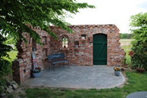 Ruinenmauer mit Holztür Ruinenmauer mit grüner Holztür