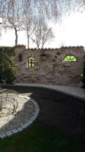 Gartenmauer mit Gussfenster Ruinenmauer mit Eisenfenster