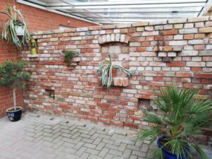 Ruinenmauer als Windschutz Ruinenmauer als alten Ziegelsteinen