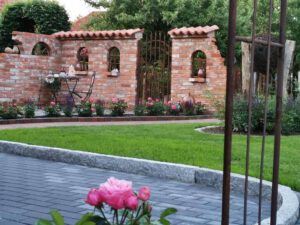 Ruinenmauer mit Eisentor Gartenmauer mit Eisentor