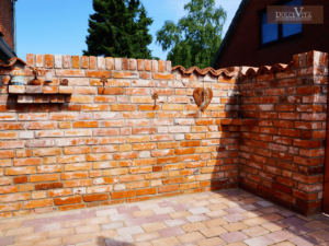 Gartenmauer historische Ziegel Ruinenmauer mit Herzdeko