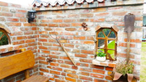 selbstgebaute gartenmauer mit Fenster Ruinenmauer mit Gussfenster