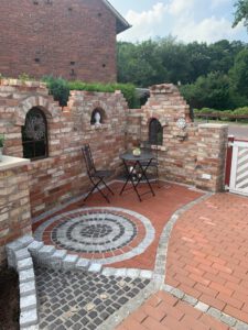 Ruinenmauer im Garten bauen Ruinenmauer mit Gussfenstern