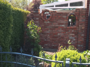 Ruinenmauer-mit-rundem-Gussfenster-Essex Ruinenmauer mit rundem Gussfenster
