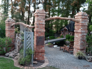 Säulen aus alten Ziegelsteinen im Garten mit Holz Säulen im Garten Mauern