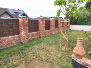 Gartenmauer mit Säulen Gartenmauer mit hirstorischen Ziegeln