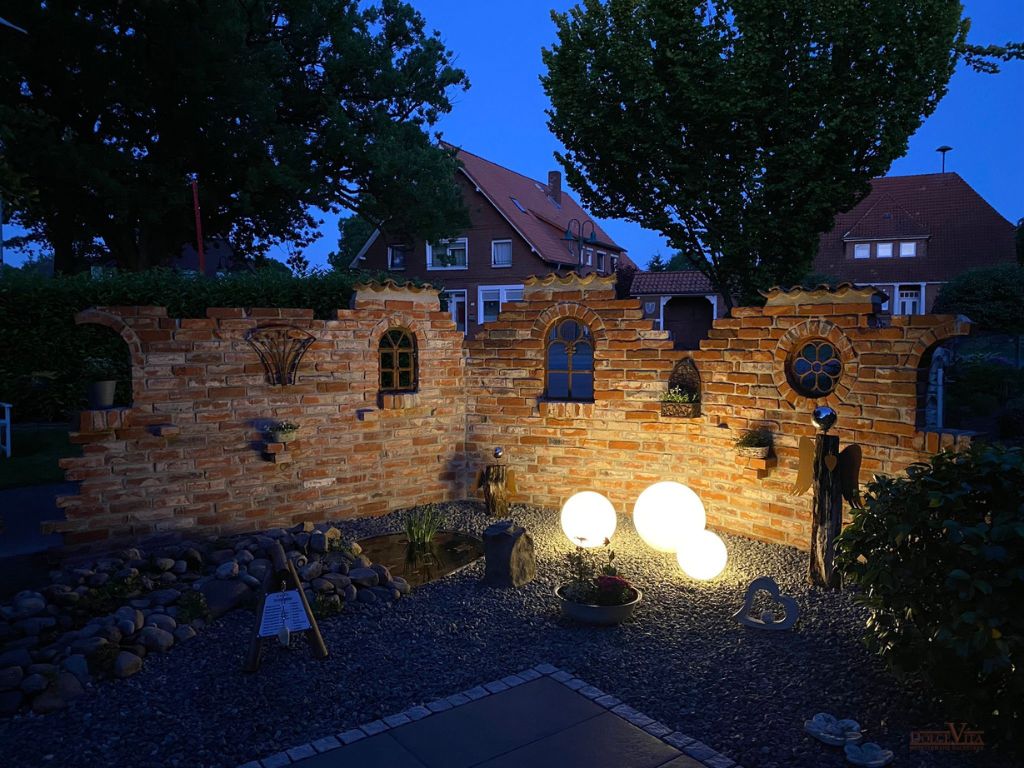Gartenmauer bei Nacht beleuchtet