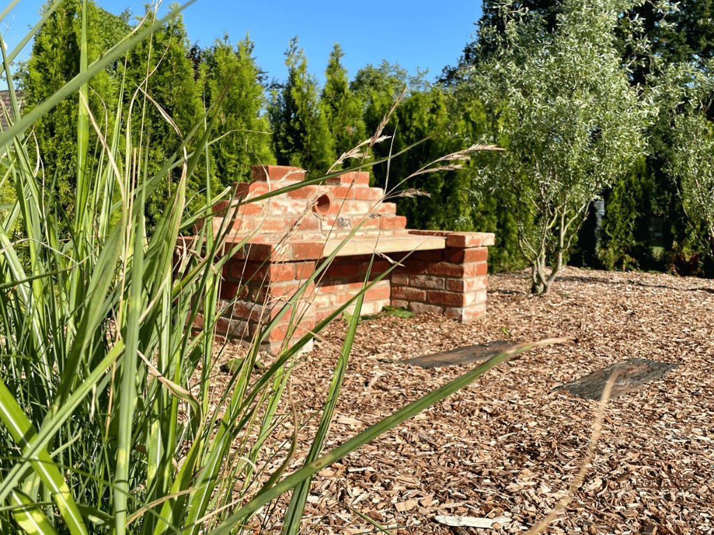 Gartenbank als alten Ziegelsteinen 