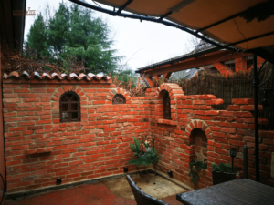 Ruinenmauer-mit-gussfenster Gartenmauer an Terrasse